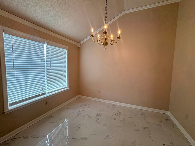Building Photo - 390 N Ericson Rd
