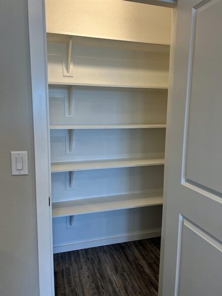 Building Photo - 2018 Kenwood Ave