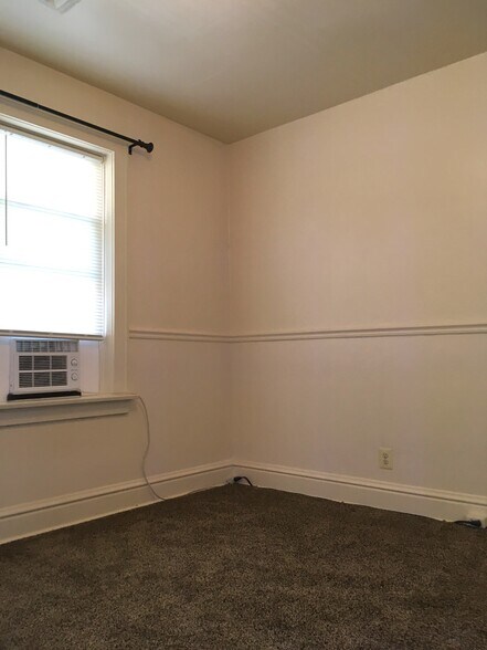 2nd bedroom or office 12 x 11 - 4973 Tholozan Ave