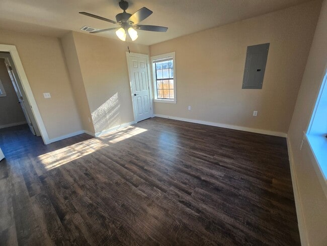 Building Photo - Modest in Mineral Wells