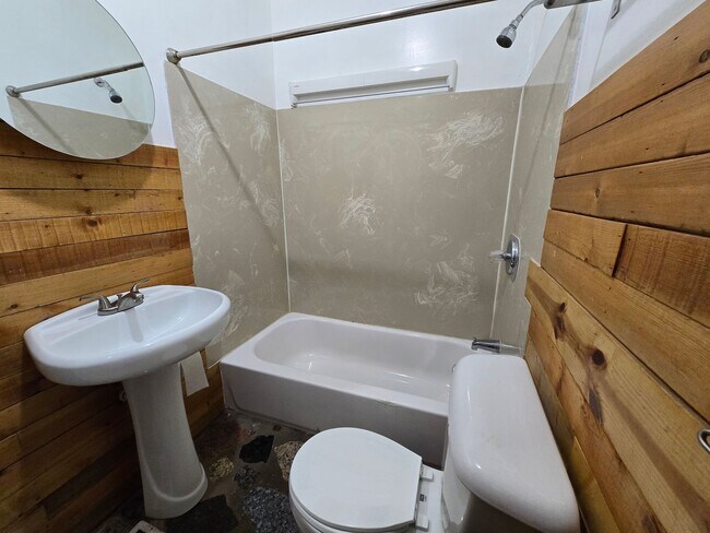 Building Photo - Cute and Quirky!! 3 Bed 2 Bath Home in upcoming Walnut Hills