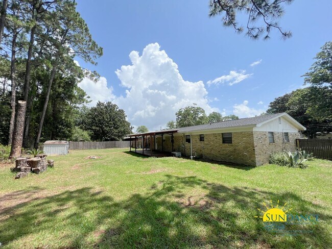 Building Photo - Beautiful 3 bedroom home that is centrally...