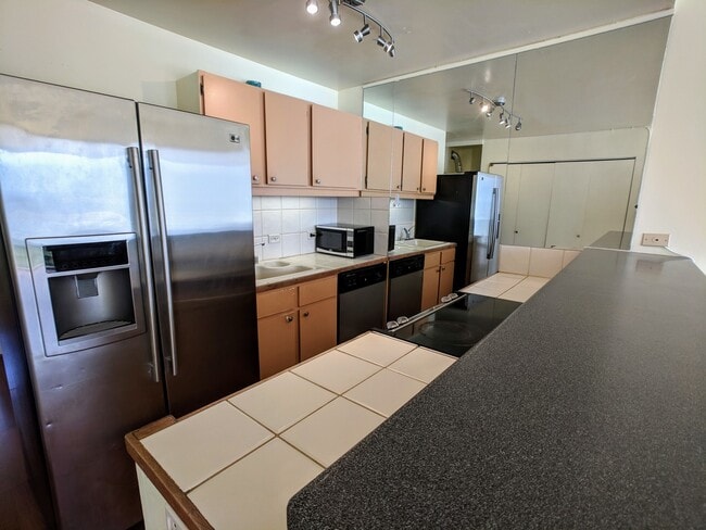 Building Photo - Penthouse 1 BR 1 BA with 1-PRKG and Ala Wa...