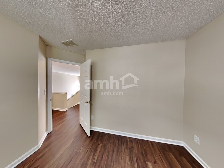 Building Photo - 3450 Ridgefair Dr