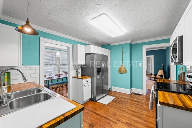 Building Photo - 1930'S AMAZING CRAFTSMAN HOME...3 BEDROOM/...