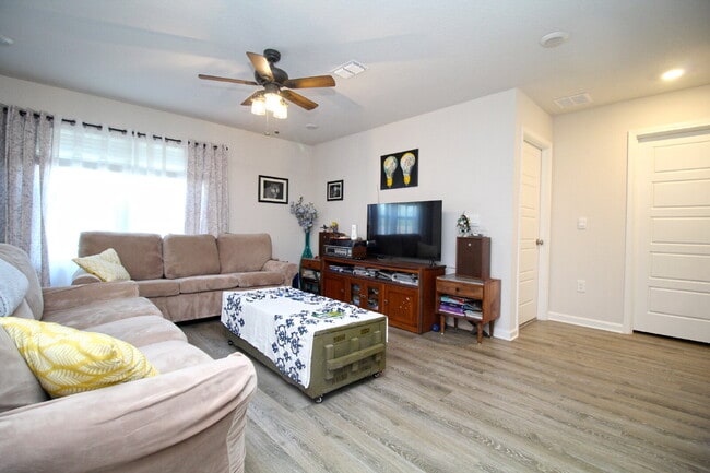 Building Photo - Modern 5BR/3BA Home in Birch Run with Solar Panels, Open Concept Design & Bonus Living Space