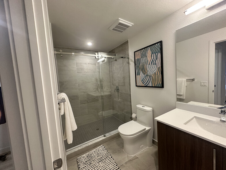 Building Photo - 801 NW 39th Ct