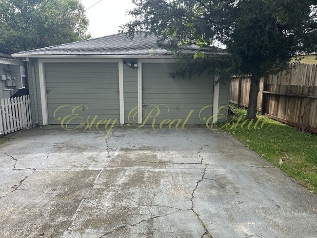 Building Photo - Mariposa Duplex