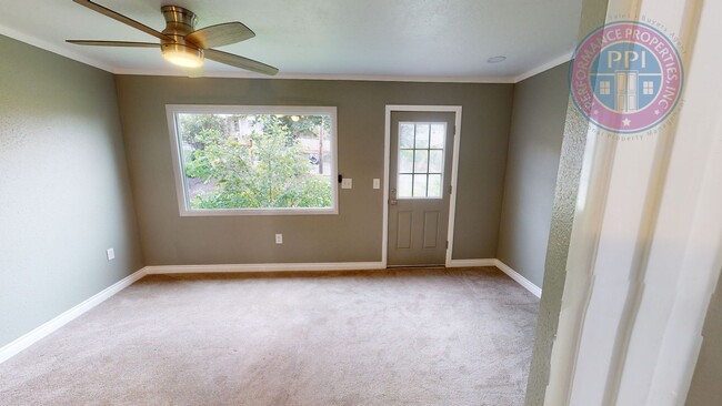 Building Photo - Oregon City - Three Bedroom Bungalow, Comp...