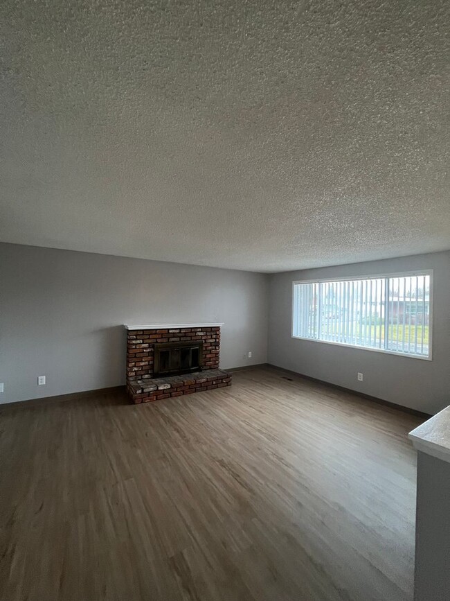 Building Photo - North Spokane Remodeled Gem!! Available Mi...