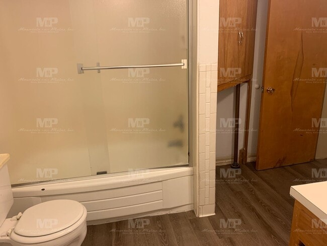 Building Photo - 638 1/2 S Meldrum St