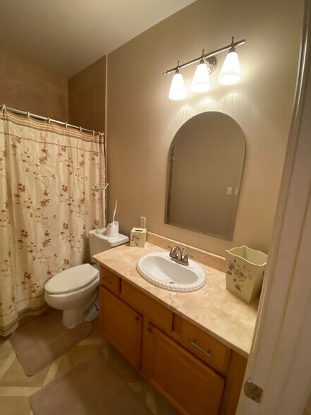 Secondary Bathroom - 3104 Moss Ln
