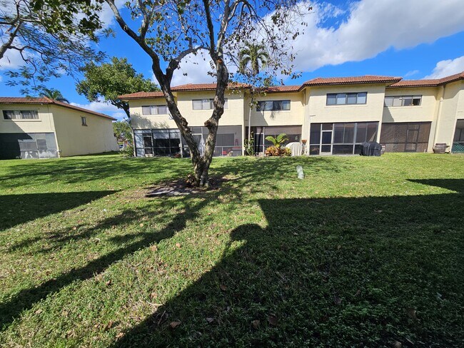 Building Photo - 8819 Springtree Lakes Dr