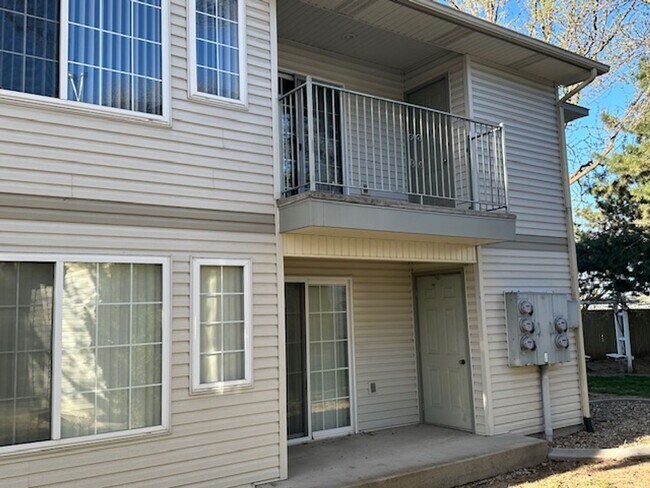 Building Photo - Bright & Stylish Upstairs Apartment!
