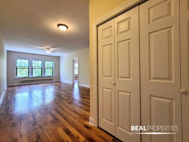 Building Photo - 2 bedroom in CHICAGO IL 60657