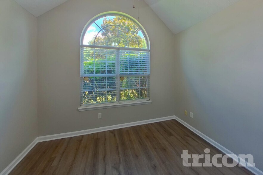 Building Photo - 552 Howell Dr