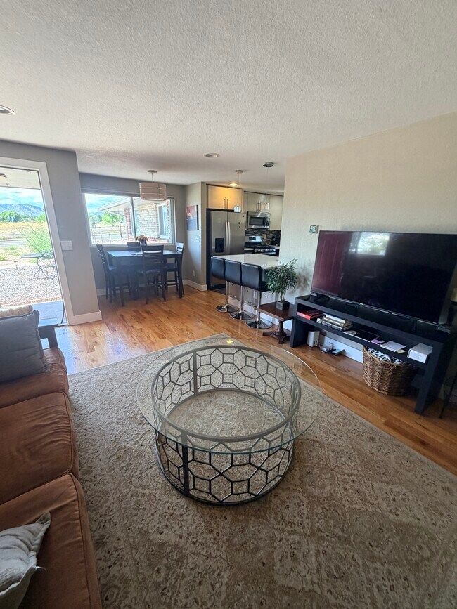 Building Photo - West Oak Triplex