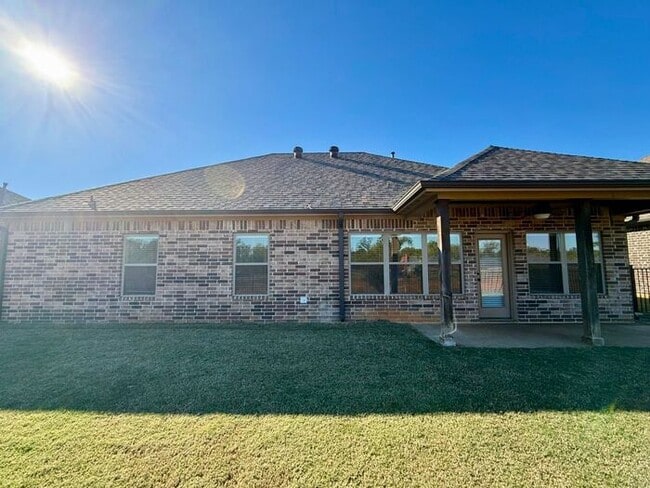 Building Photo - Beautiful 3-Bedroom, 2-Bath Home with Mode...