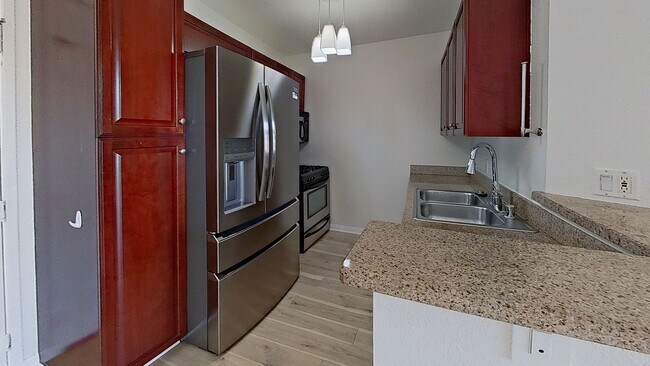 Building Photo - Woodland Hills 2/Bedroom and Loft Condo!