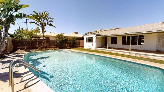 Building Photo - 4BD/2BA, POOL!!