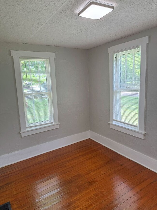 Building Photo - 3 bedroom, 1 bath remodeled home