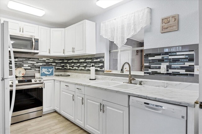 Building Photo - "Charming 2-Bed Furnished Duplex - Your Cozy Retreat Awaits!"