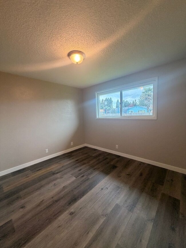 Building Photo - 2-Bedroom 1-Bathroom Duplex in Springfield
