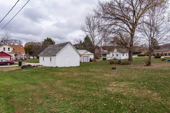 Building Photo - 601 Kenilworth Ave S