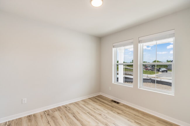 Building Photo - W219N16241 Primrose CtUnit 1