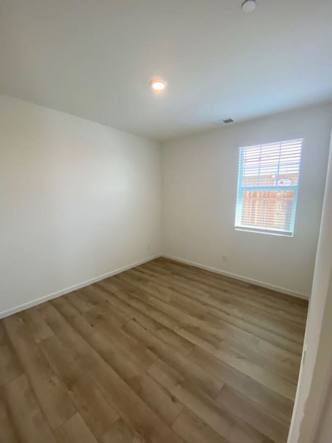 Building Photo - Solar Pet Friendly Single Story Home in Fo...