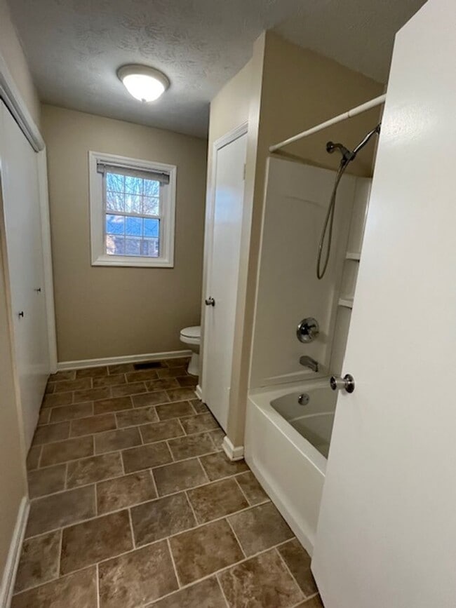 Building Photo - 201 S Glencove Ave