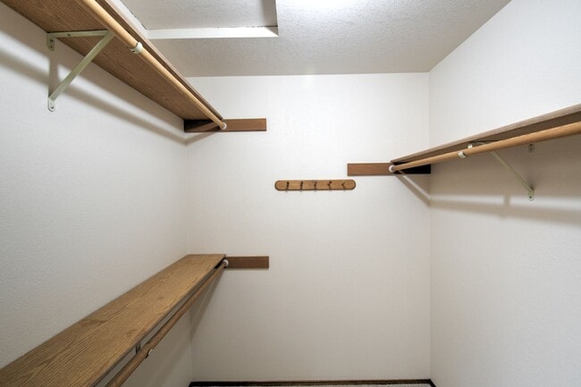 Building Photo - Rent 3 bed property for $2750 per month