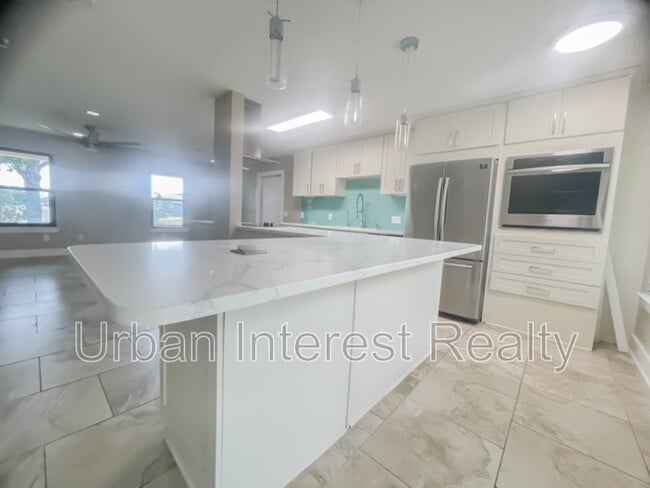 Building Photo - 802 E Pine Forest Dr