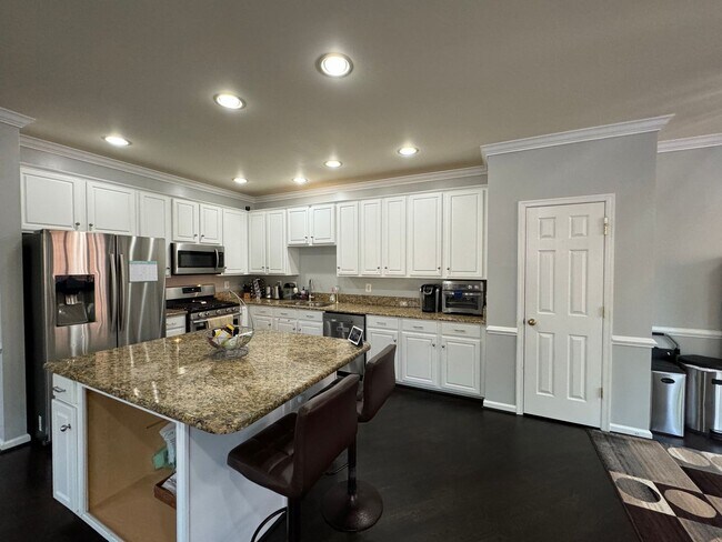 Building Photo - Stunning 3 Bed 3.5 Bath Brick Colonial End-Unit Townhome In Vibrant Kingstowne Community