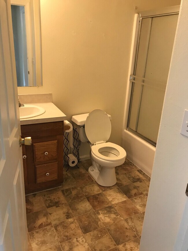 Building Photo - (SAM 15) 3 bedroom and 1.5 Bathroom duplex