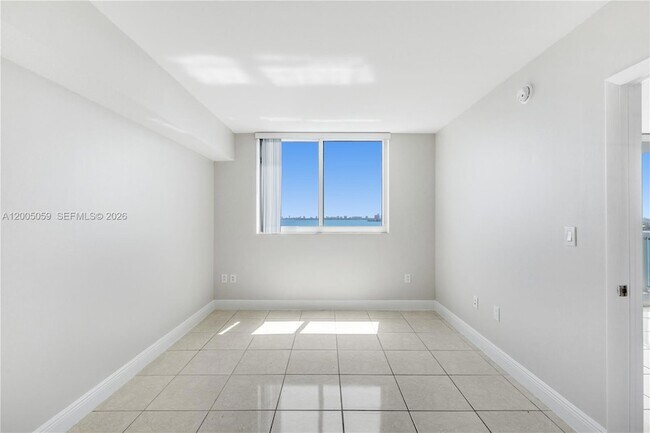 Building Photo - 1800 N Bayshore Dr