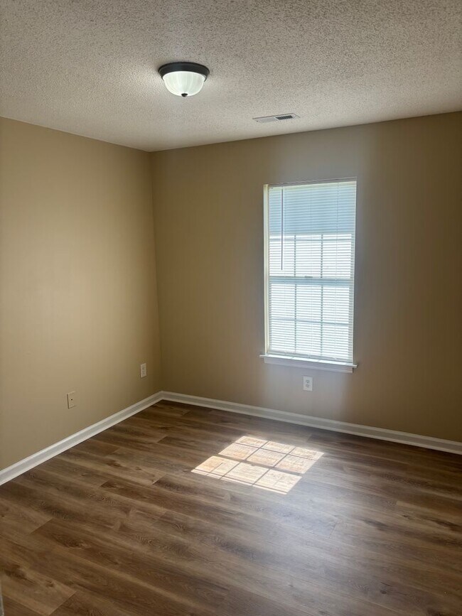 Building Photo - 2324 Pine Knoll Terrace