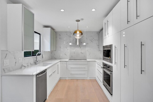 Building Photo - 6814 N 72nd Pl