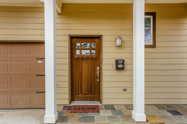 Building Photo - 306 Enid St