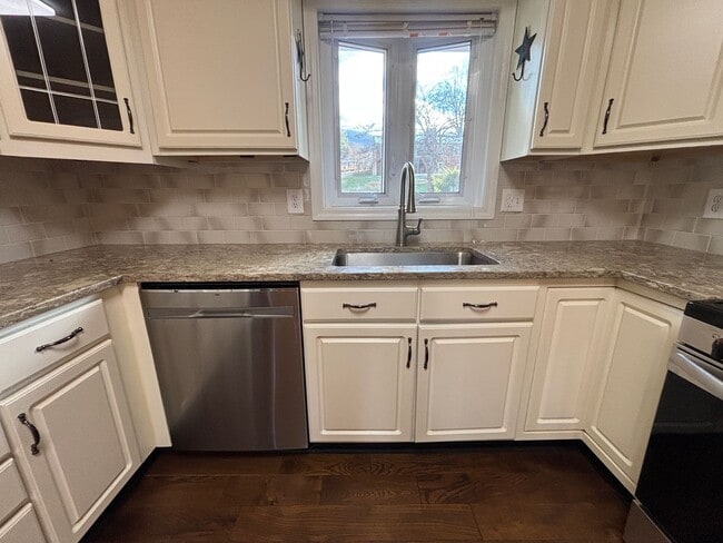 Building Photo - 136 Grimes St