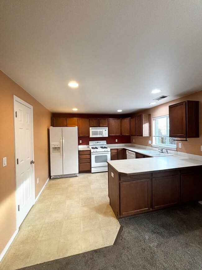 Building Photo - SW Bend House Near the Old Mill District, 4 Bdrms, 2.5 baths, A/C, Office/den, Dbl. Garage