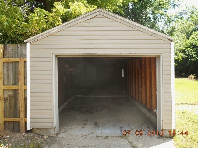 Building Photo - 3 br, 1 bath House - 1936 E Cairo St
