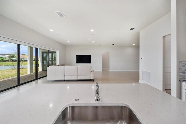 Building Photo - 818 SE Courances Dr
