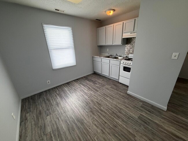 Building Photo - 1402 Main-E