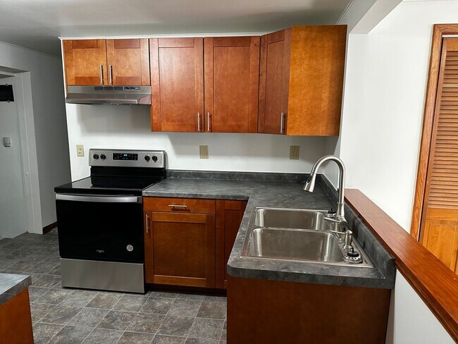 Building Photo - Pet Friendly 2 Bedroom in Delavan with Lar...