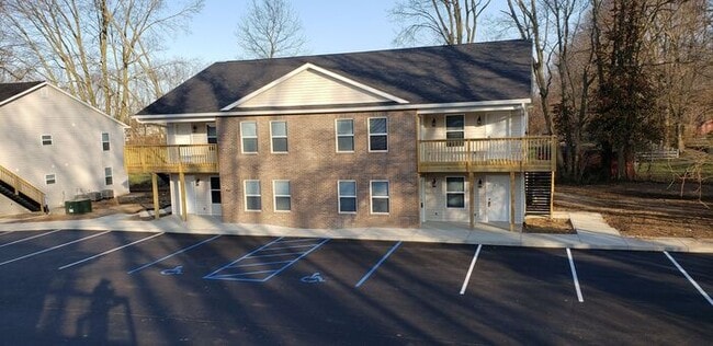 Building Photo - 2 Bedroom Upper Unit Pets Welcome!!