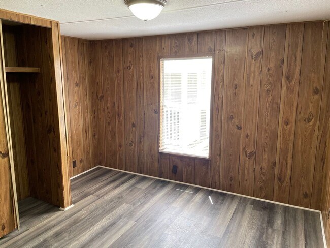 Building Photo - 2 bed, 1 bath mobile home in Lexington! $7...