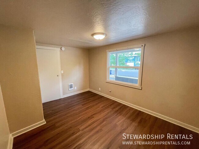 Building Photo - 1543 Ferry St