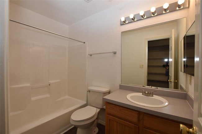Building Photo - 921 Sagewood Trail