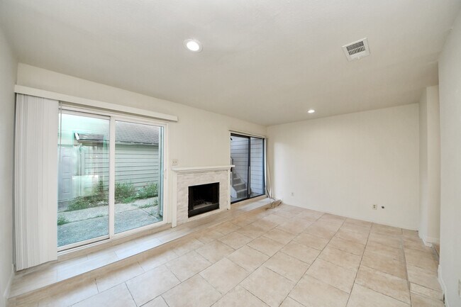 Building Photo - 1059 Country Pl Dr